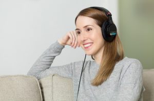 Mujer escuchando música y sonriendo
